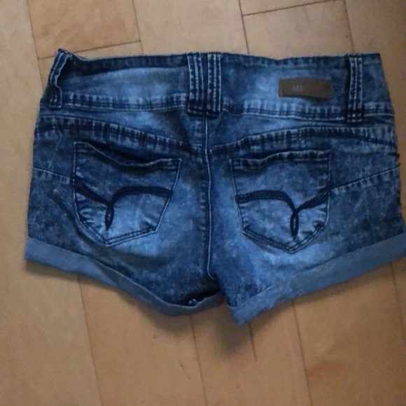 Shorts - Picture 2 of 4